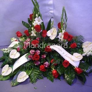 Ramo de flores de defunción en rojo y blanco - Imagen 2