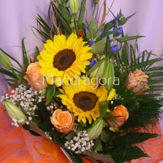 Ramo de flores variadas con girasoles - Imagen 1
